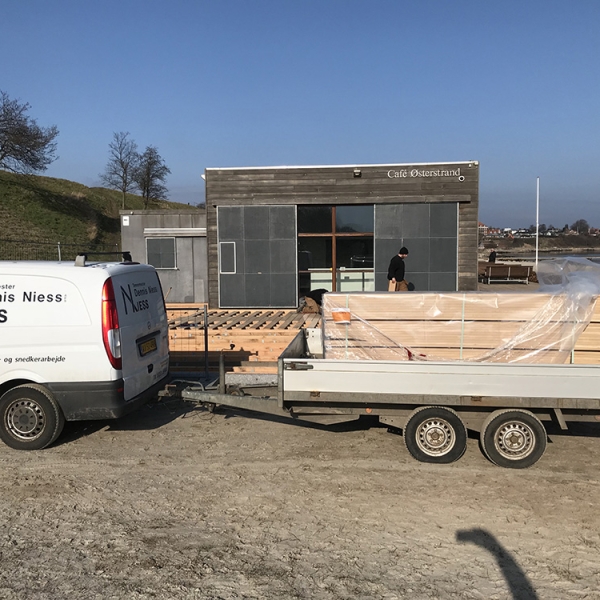 Materialer leveres til ny træterrasse ved Øster Strand i Fredericia